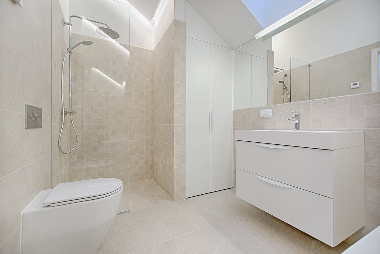 El Truco de 3 Minutos que Hace que Tu Baño Huela a Spa de Lujo