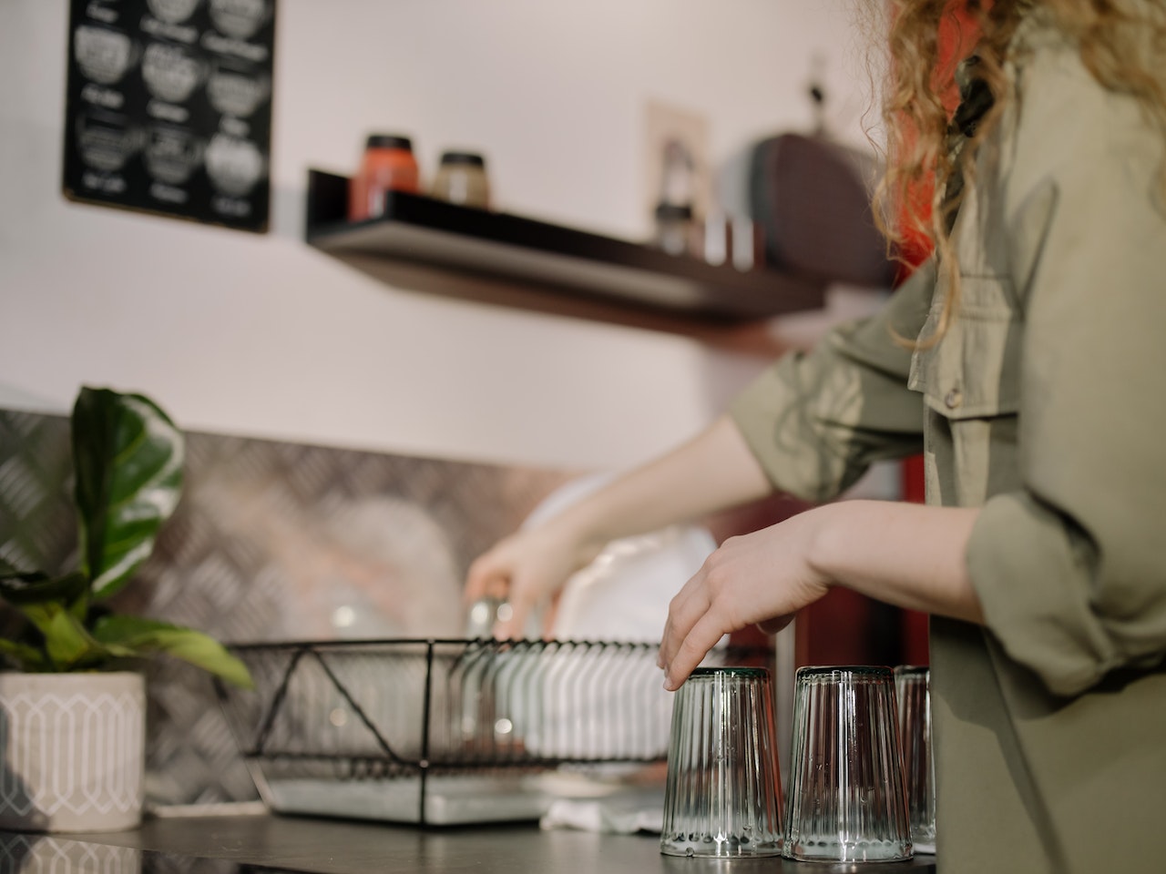 Cómo mantener tus platos y utensilios de cocina secos y organizados sin ocupar mucho espacio