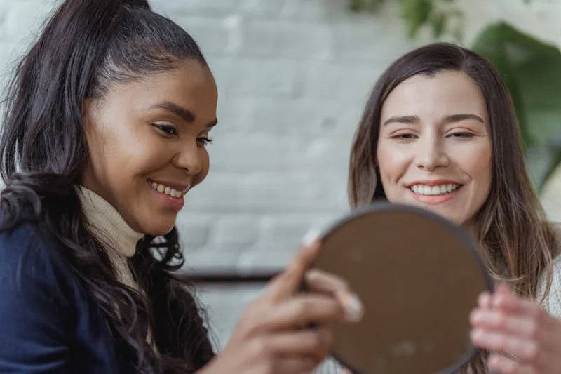 Renueva la Piel de tu Rostro: La Ciencia del Ciclo Celular y Cómo Exfoliarte Correctamente Durante el Invierno