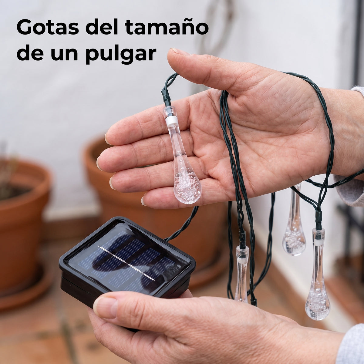 Guia de Luces Solares Drop Ip65 con Estaca - Escala en la mano