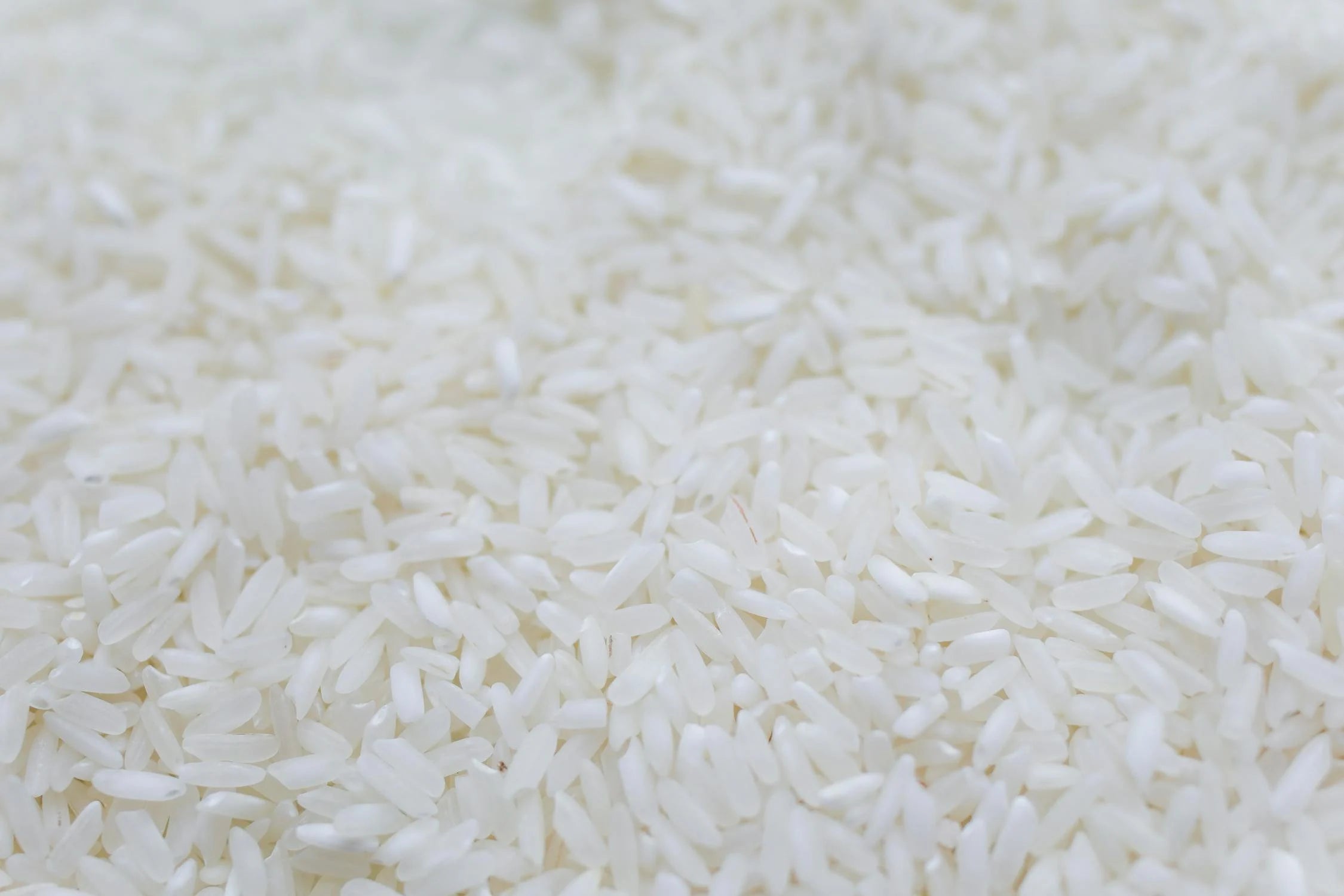 El Secreto del Agua de Arroz: Beneficios Milenarios para una Piel Clara y Suave