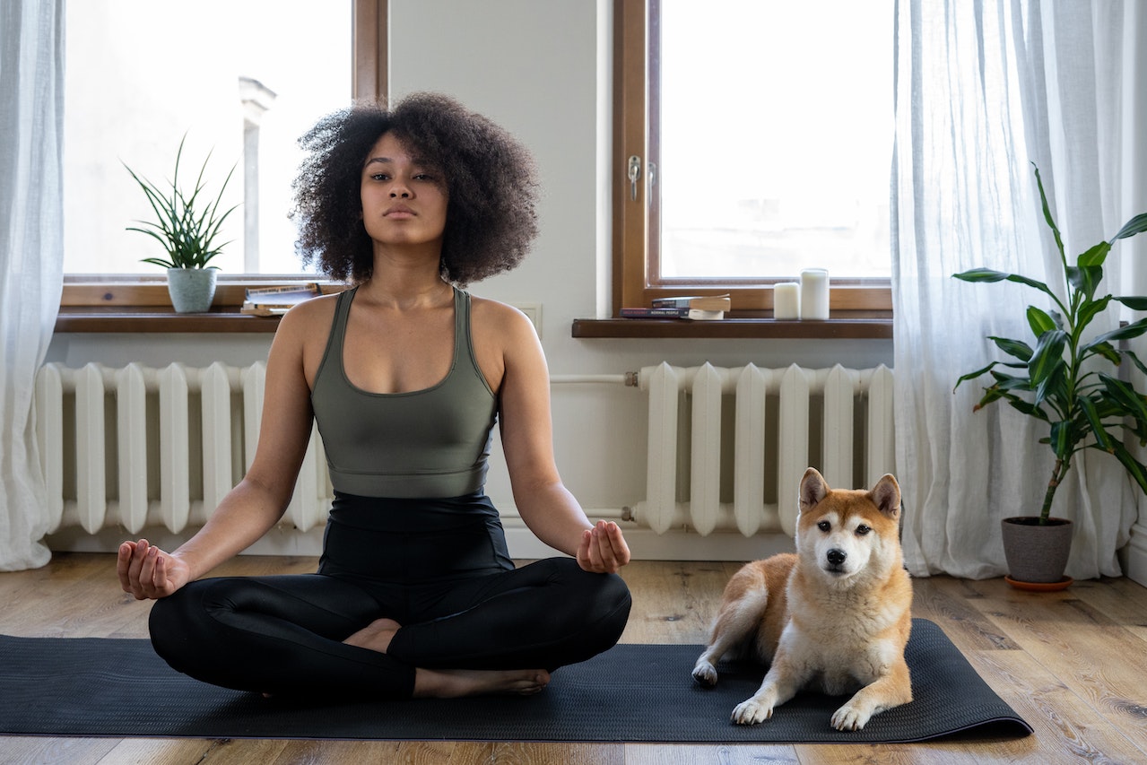 Guía de ejercicios de yoga para reducir el estrés diario