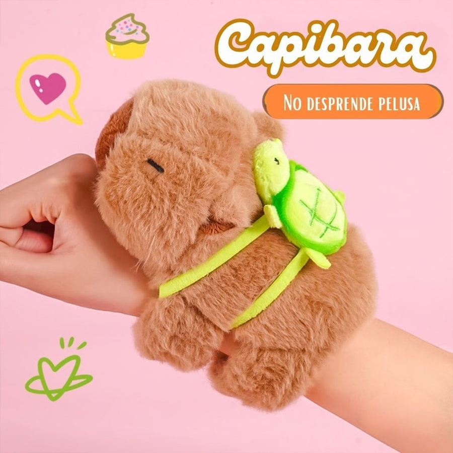 Peluche Pulsera Capibara con Mochila Tortuga